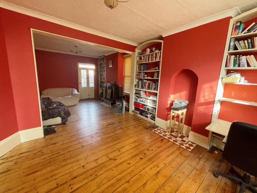 Lot: 173 - FOUR-BEDROOM HOUSE FOR IMPROVEMENT AND MODERNISATION - Living room